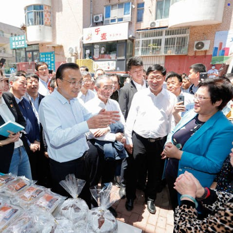 李克強稱贊地攤經(jīng)濟、小店經(jīng)濟：是人間的煙火，是中國的生機